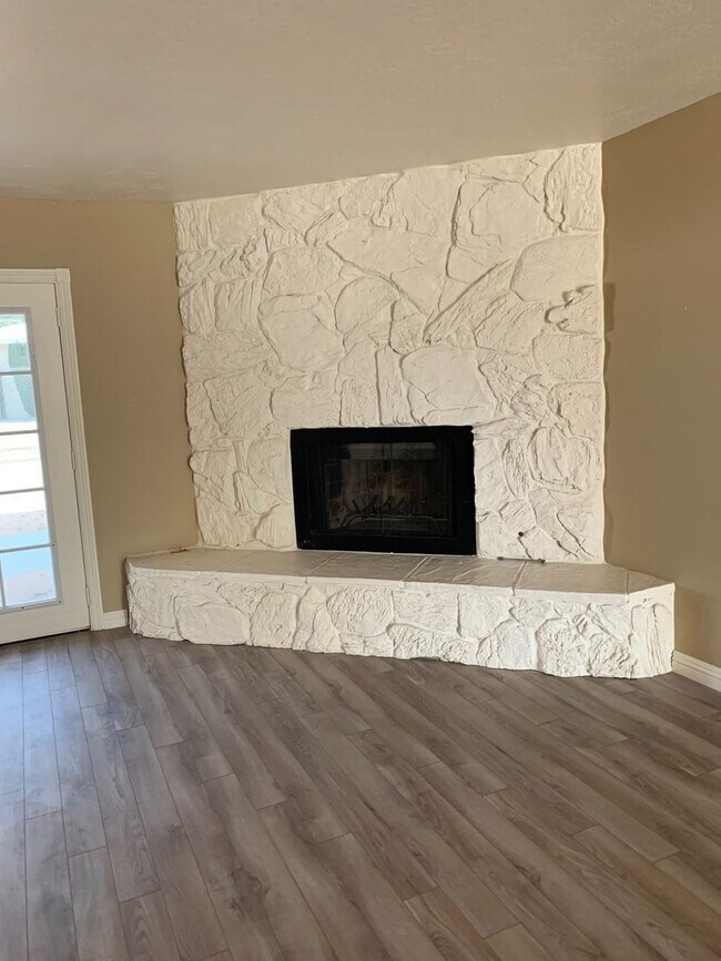 Building Photo - Beautiful Desert Knolls Home