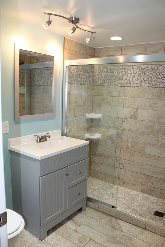 Building Photo - Beautiful 2 bedroom Lakefront Home