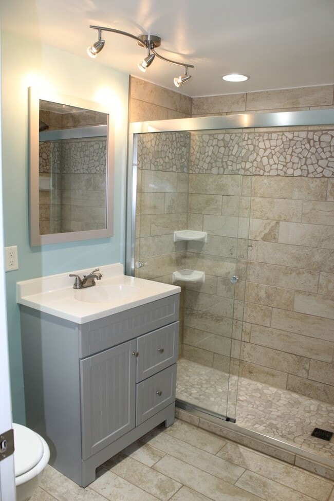 Building Photo - Beautiful 3 bedroom Lakefront Home