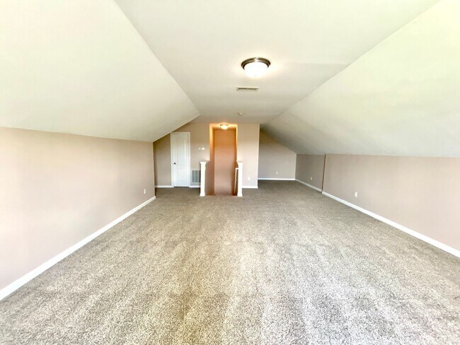 Building Photo - Huge 6 Bedroom Home In The Bluffs On The New River