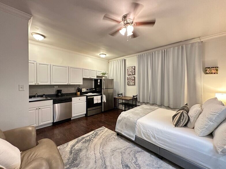 Building Photo - 3345 N Marshfield Ave