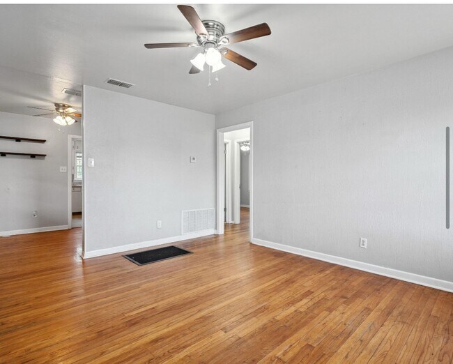 Building Photo - 2 bed 1 bath near Slide and Marsha Sharp n...