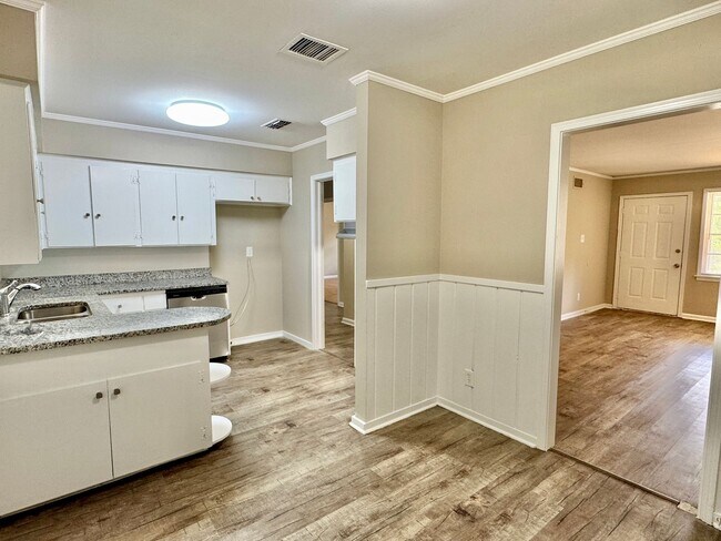 Building Photo - Dreamy 3-Bedroom