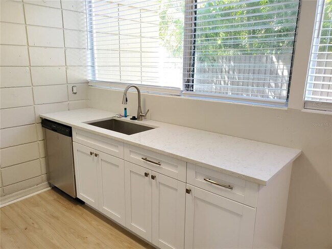 Building Photo - 3075 Los Altos Dr