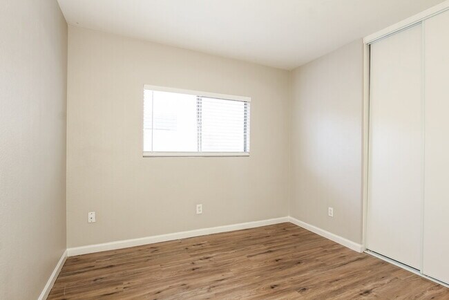 Building Photo - 11509 W Bloomfield Rd