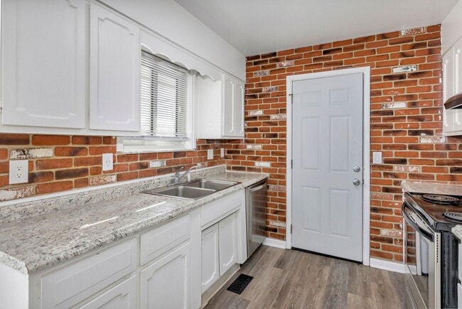 Building Photo - Newly Renovated