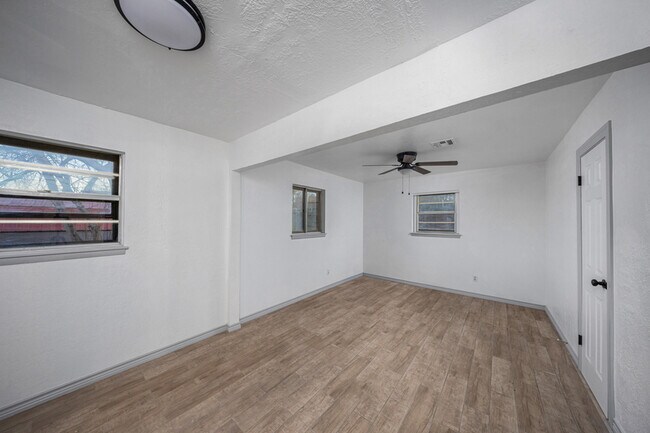 Building Photo - 508 NW Woodridge Dr