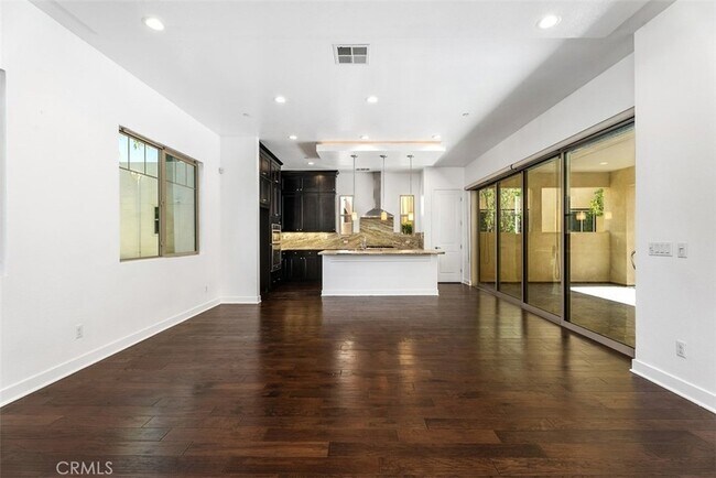 Building Photo - 123 Interval