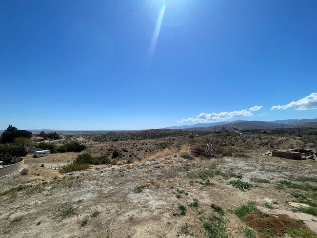Building Photo - Palmdale 3 Bedroom + 2 Bathroom