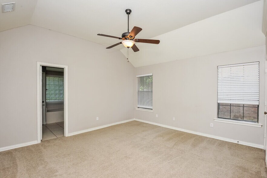 Building Photo - 752 Bryan Dr