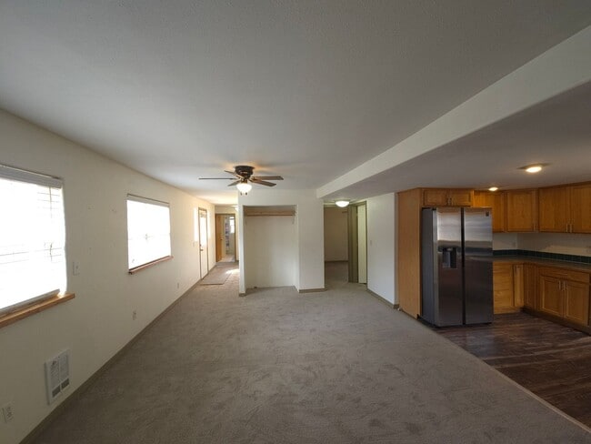 Building Photo - 3 Bedroom 2 Bath
