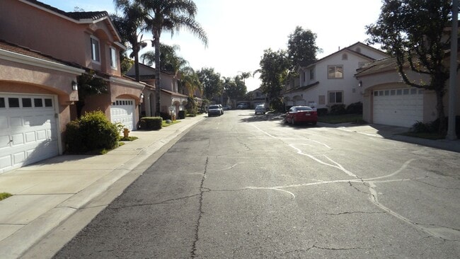 Building Photo - End-Unit 3BR 2.5BA Townhome w/ 2 Car Attached Garage