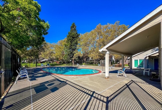 Building Photo - Renovated One Bedroom Condo with Single Ca...