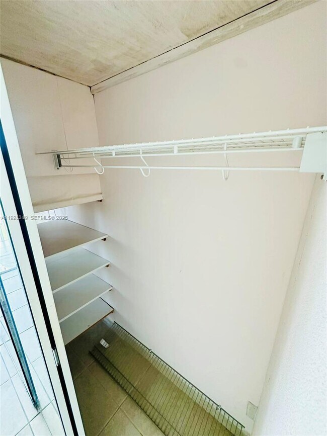 Building Photo - 330 SE 2nd St