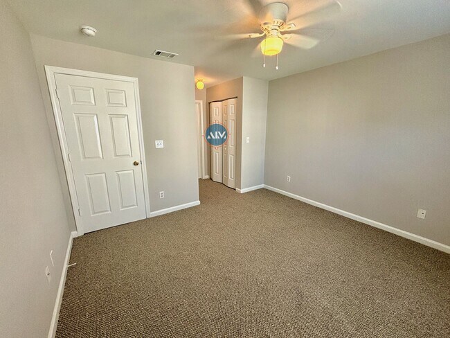 Building Photo - Modern 3-Bed Condo: Lovely Appliances, LVP...