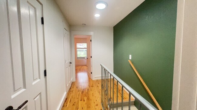 Building Photo - Updated Townhouse backed by National Forest