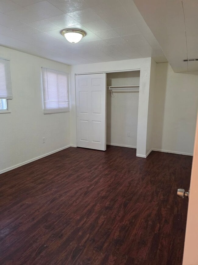 Building Photo - Large 4 Bed Home Available