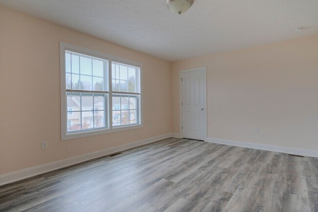 Building Photo - Oak Tree Townhome | 4 Bed, 4.5 Bath | Avai...