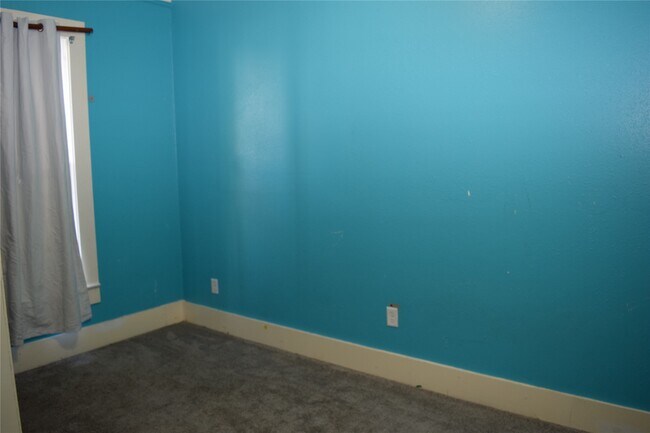 Building Photo - 815 6th Ave N