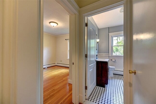 Building Photo - ****Pawtucket/Oakhill - Three Bed Single F...