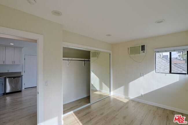Primary Photo - 1277 W 23rd St