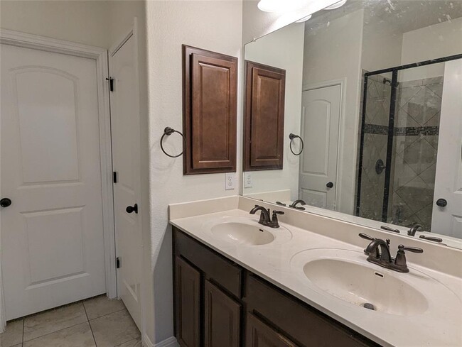 Building Photo - 13400 Briarwick Dr