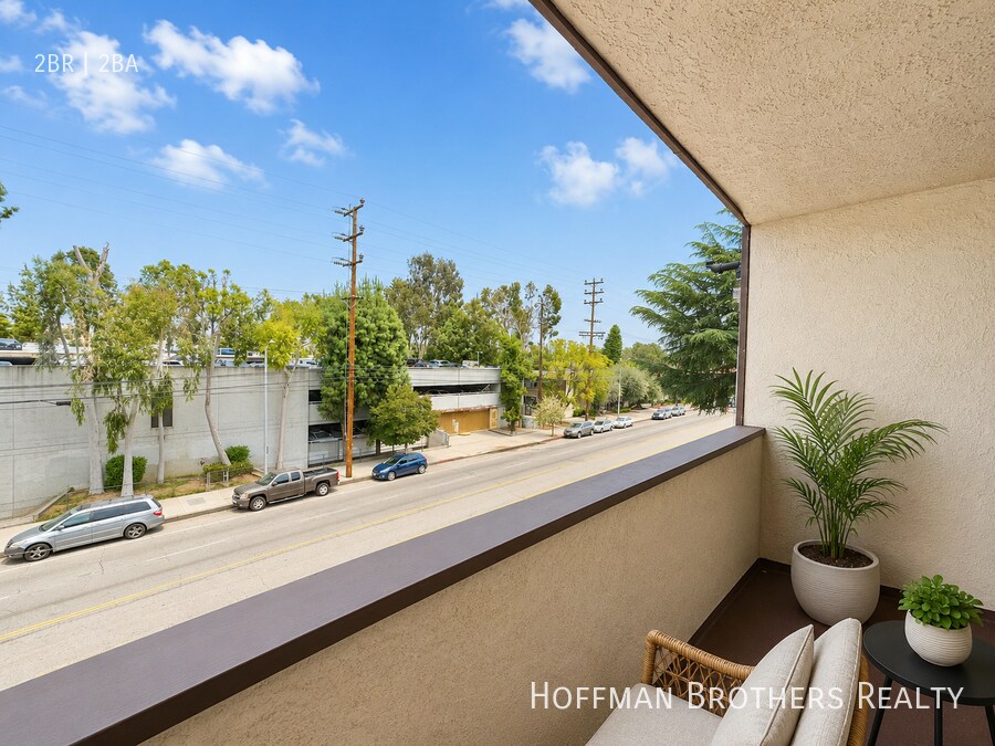 Building Photo - 15040 Vanowen St