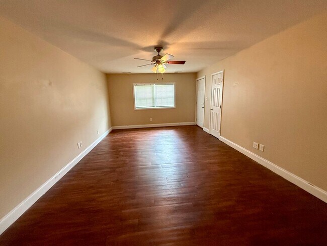 Building Photo - 2 Bedroom / 1 Bath Apt. - Johnson City