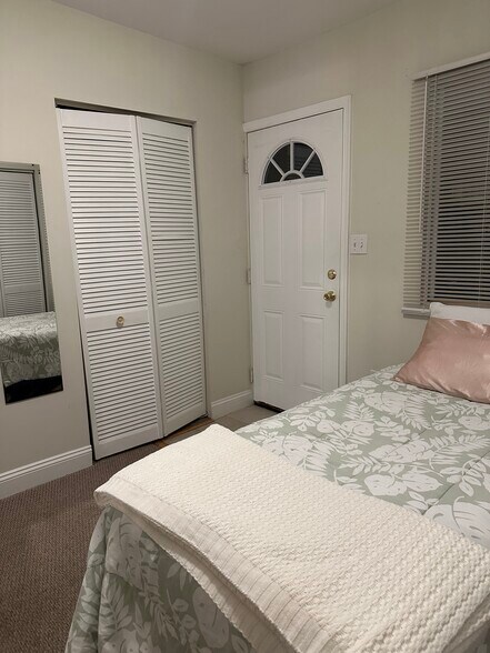 Building Photo - 213 19th St NE