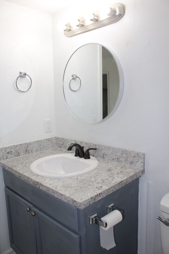 Building Photo - 2 bed & office on the South Side!