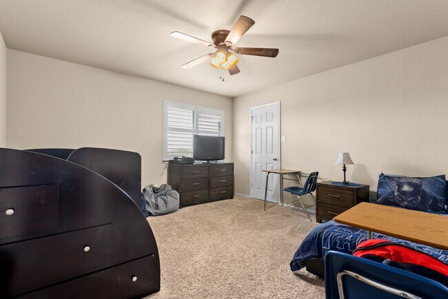 Building Photo - 5815 Durango Dr