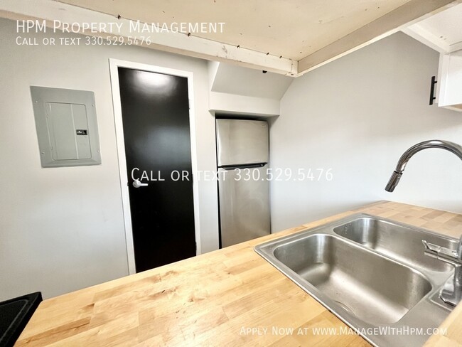 Building Photo - One Bedroom Apartment For Rent