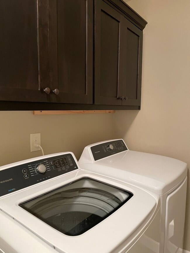Building Photo - LUXURY 4 Bed Camas Townhome! Gated Communi...