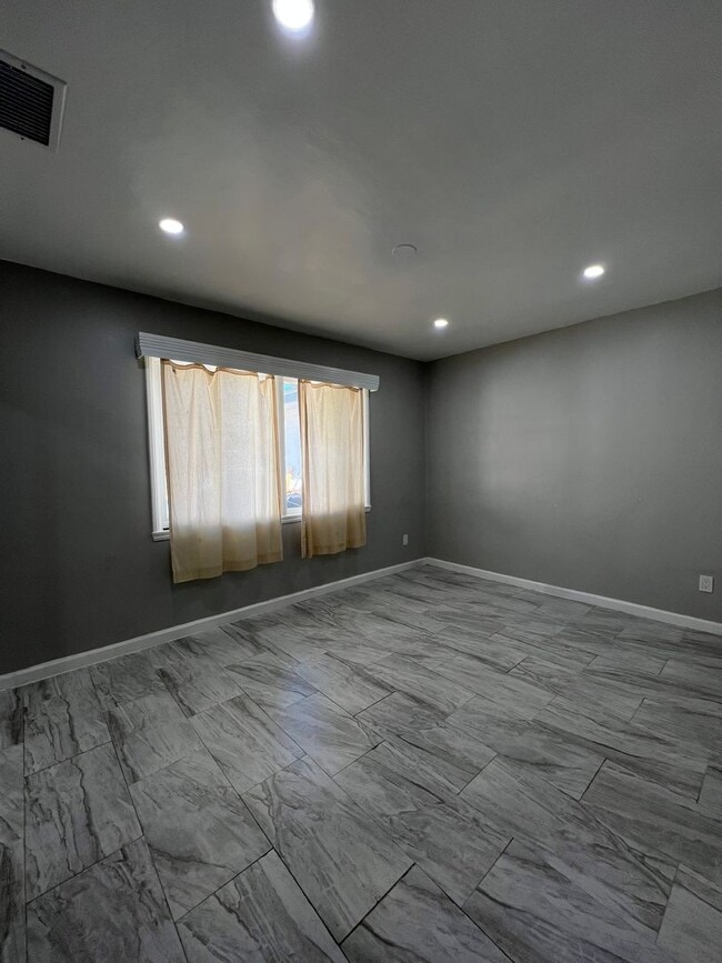 Building Photo - Beautiful 3 Bedroom 1 Bathroom House with Fenced and Landscaped Yard with All Utilities Included