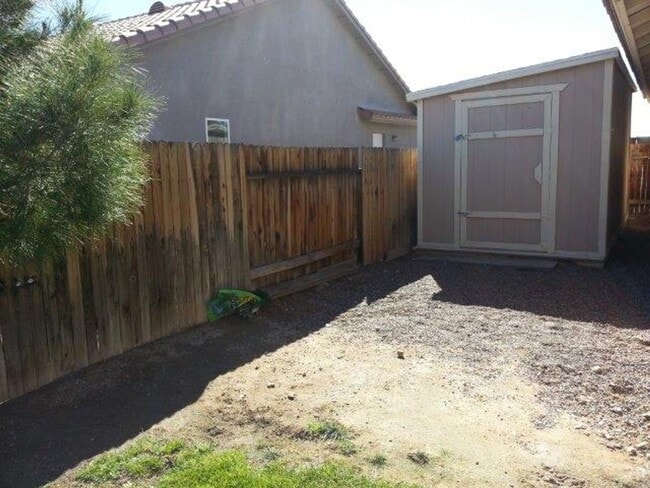 Building Photo - spacious 3 bedroom 2 bath home with beautiful yard, jacuzzi,  indoor laundry room