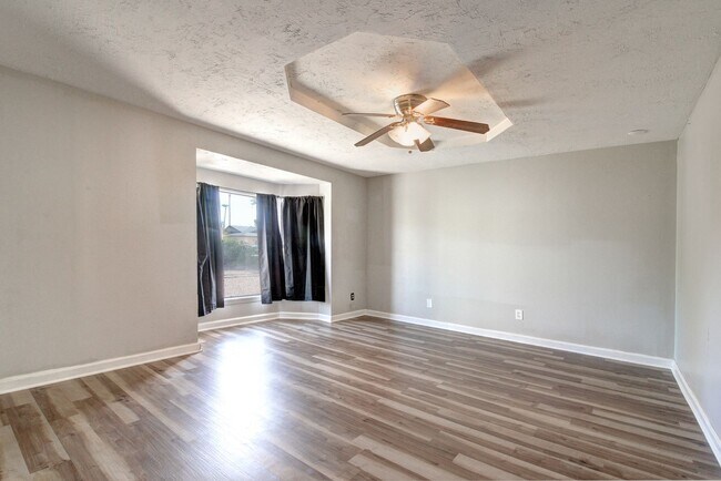 Building Photo - 5 Bed/3 Bath With Pool Backing the 60