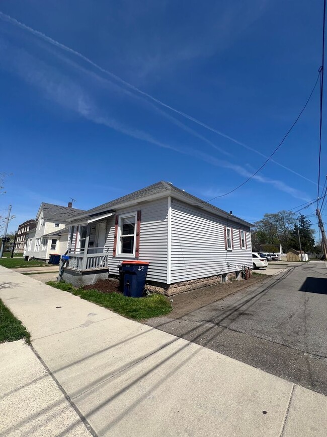 Building Photo - Cozy 2 Bedroom Home Southside of Holland