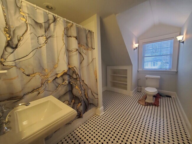 Building Photo - 12 Maplewood Terrace