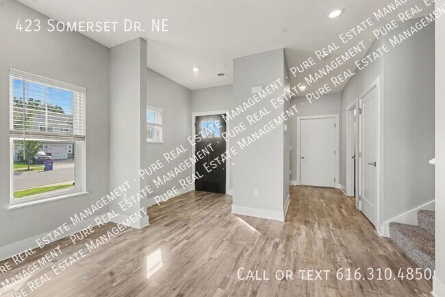 Building Photo - 423 Somerset Dr NE