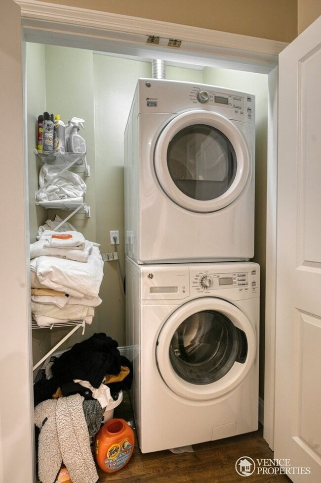 Building Photo - One Bedroom with Garage near Grandview