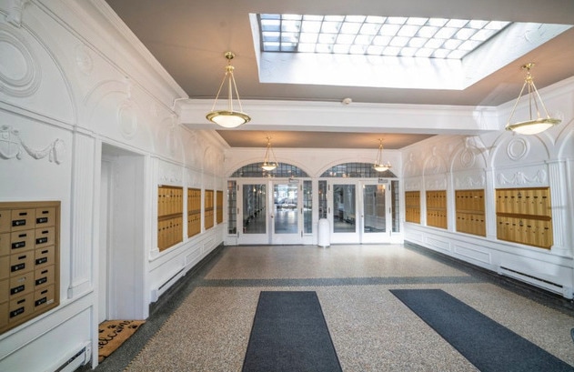 Building Photo - 4240 N Clarendon Ave