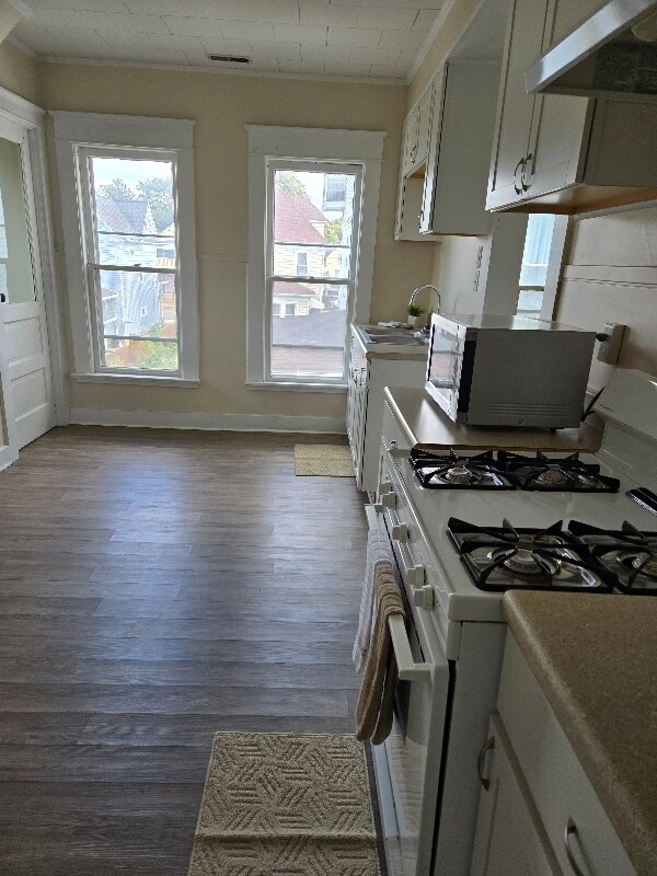 Building Photo - 718 W 23rd St