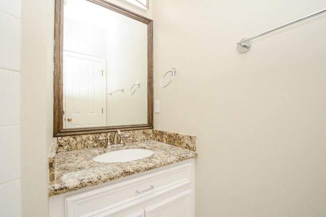 Building Photo - 2022 Fairview St