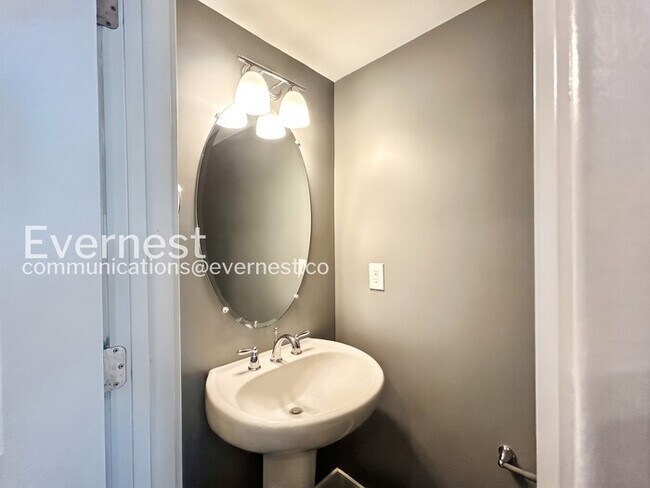 Building Photo - Spacious 3 Bed, 2.5 Bath Town Home with Attached Garage | Pet Friendly