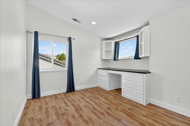 Building Photo - Toro Sunshine Expansive 4 Bed/ 3 Bath Home!
