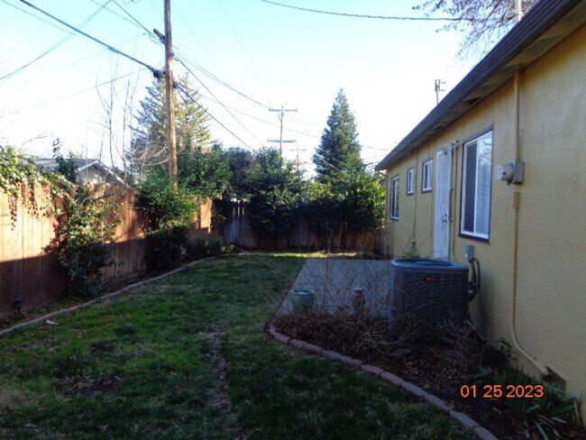 Building Photo - 449 Azalea Way