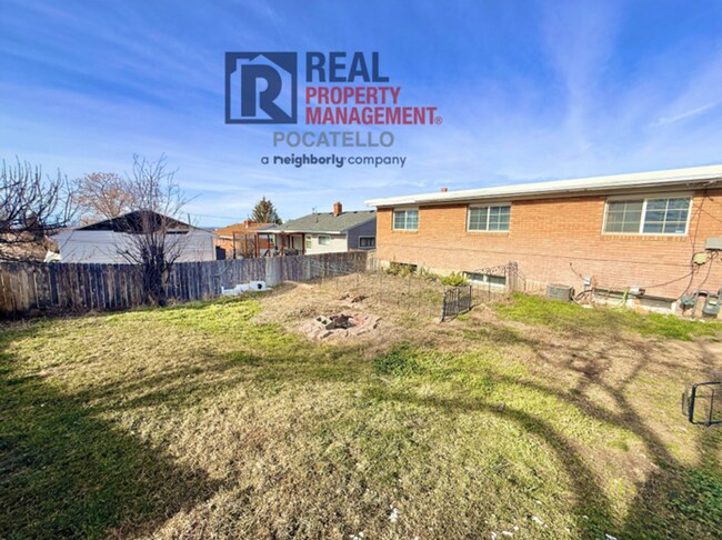 Building Photo - 5 bed 2 bath house - 1 car garage - pet friendly