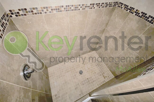 Building Photo - 2B/2.5B Townhome in gated community SUPER LOW Move-In Price