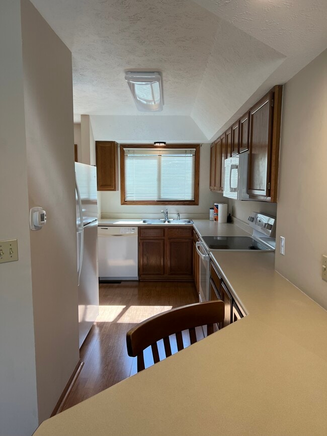 Building Photo - 2122 W 6th St