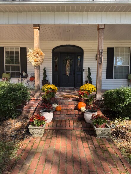 Building Photo - 401 Foxwood Dr